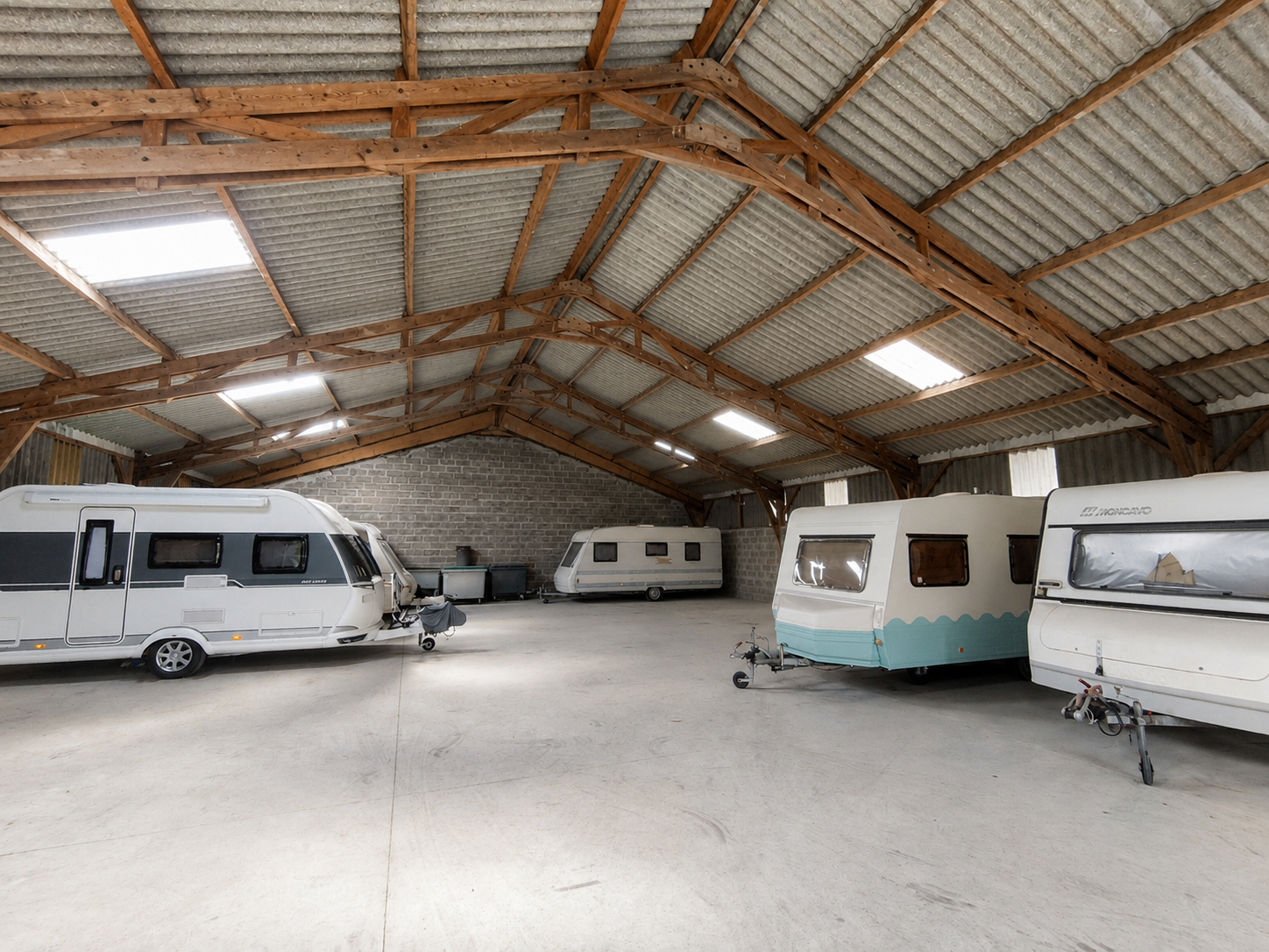 Hangar couvert avec caravanes pour hivernage a Merville-Franceville