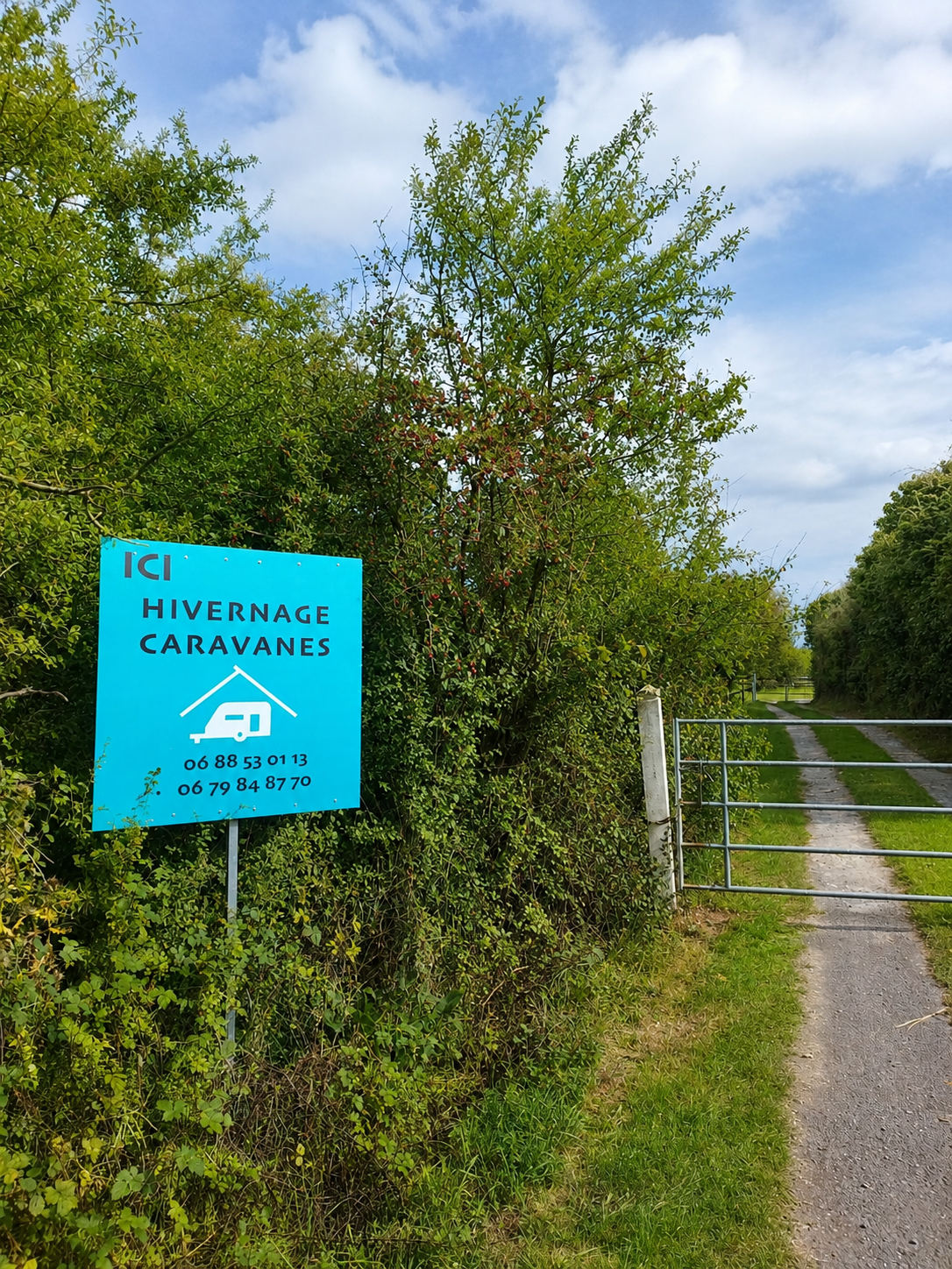 Panneau et acces au site Hivernage en Normandie a Merville-Franceville
